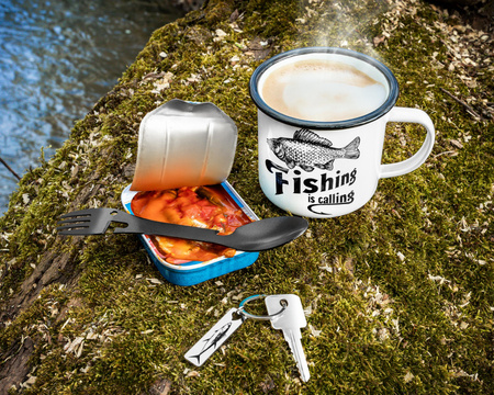Zestaw upominkowy dla wędkarza - kubek emaliowany, multiniezbędnik i brelok