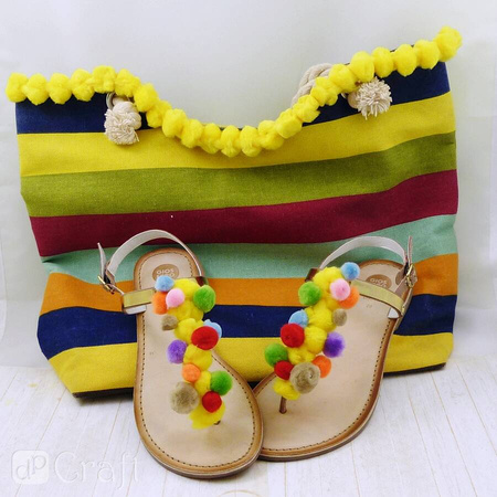 Girlanda z pomponów różowa 125 cm