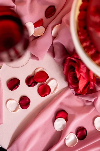 Płatki róż w woreczku czerwono bordowe 100 szt.