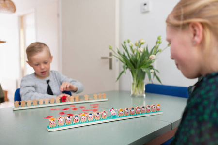 Drewniana gra logiczna Zgadnij która krówka BS Toys