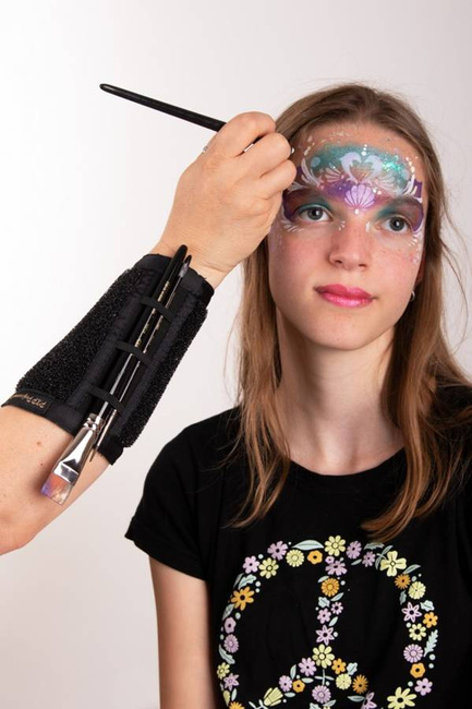 Uchwyt na ramię na pędzle 2w1 Czyścik piórnik