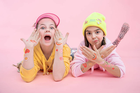 Tatuaże zmywalne STOKROTKI party mix 14 szt.