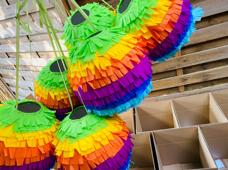 PINIATA z masy papierowej 85 cm kolorowa kulka zestaw