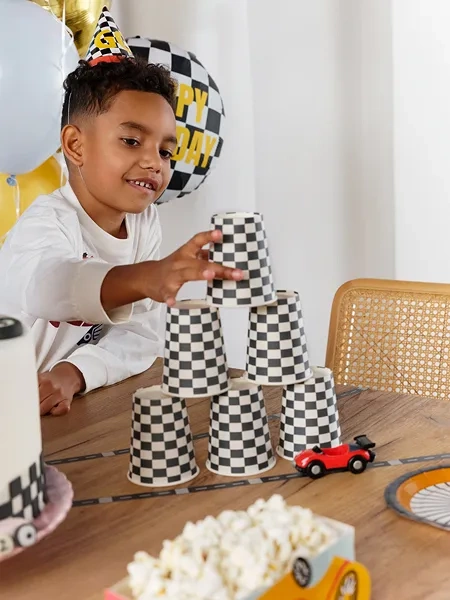 Czapeczki papierowe GO! Szachownica Wyścigi 16 cm 6 szt.