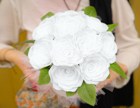 Bukiet róż ze wstążki biały Flower BOX Handmade