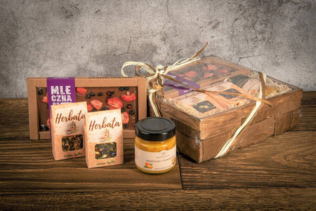 Kosz prezentowy z herbatą i dużą czekoladą