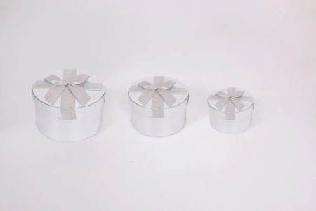 Pudełko prezentowe okrągłe srebrne z kokardą