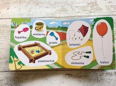 100 PIERWSZYCH SŁÓWEK. NA SPACERZE KSIĄŻKA KAPITAN NAUKA