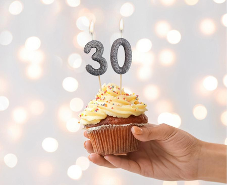 Świeczka urodzinowa cyfra 0 czarna ze srebrnym brokatem