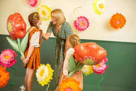 Kwiatek czerwony z łodygą balon foliowy 53x96 cm