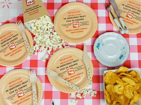 Talerzyki papierowe okrągłe PRL 18 cm 6 szt.