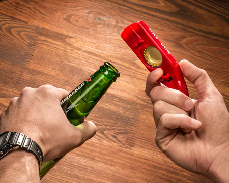 Otwieracz strzelający kapslami