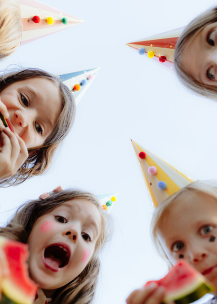 Czapeczki papierowe z pomponami CYRK 16 cm 6 szt.