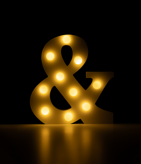 Świecący Znak LED "&" Light Letter, drewniany biały 17x12 cm