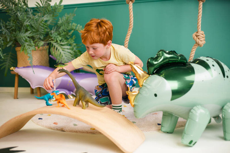 Triceratops dinozaur zielony balon foliowy 101 cm