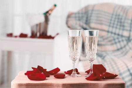 Płatki róż w woreczku KONFETTI czerwone 100 szt.