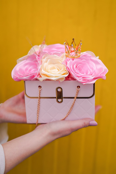 Bukiet róż ze wstążki w torebce prezentowej różowo żółty