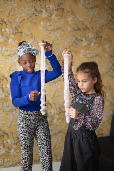 Gra sensoryczna Nawlekana Gąsienica koraliki