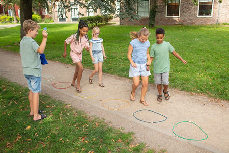 Gra sportowa Skacz w kolory BS Toys