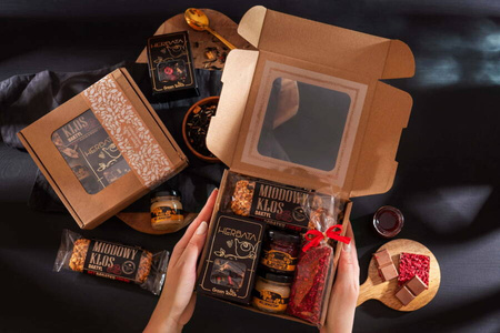 Zestaw prezentowy herbata miód konfitura malinowa czekolada baton miodowy