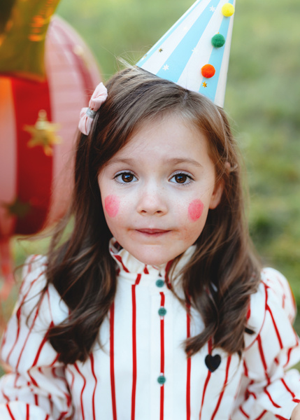 Czapeczki papierowe z pomponami CYRK 16 cm 6 szt.