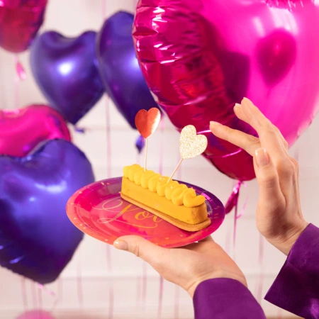 Talerzyki papierowe tęczowe Love Walentynki 18 cm 6 szt.