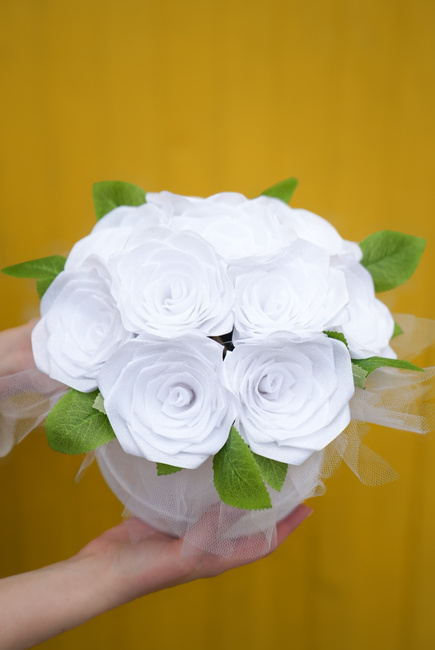 Bukiet róż ze wstążki biały Flower BOX Handmade