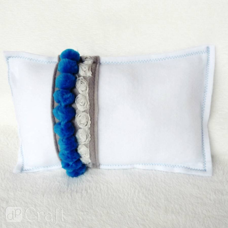 Girlanda z pomponów niebieska 125 cm