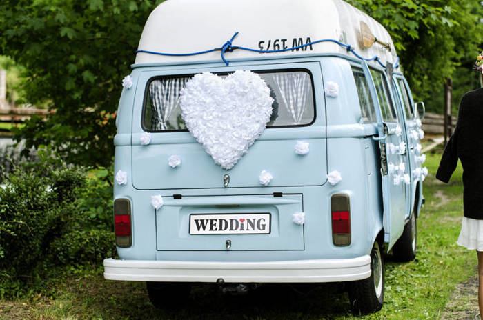 Różyczki do przylepiania białe dekoracja ślubna 9 cm