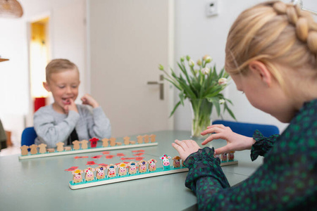 Drewniana gra logiczna Zgadnij która krówka BS Toys