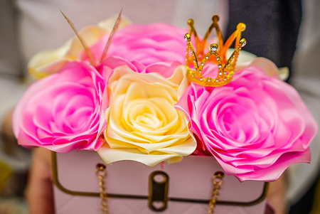 Bukiet róż ze wstążki w torebce prezentowej różowo żółty