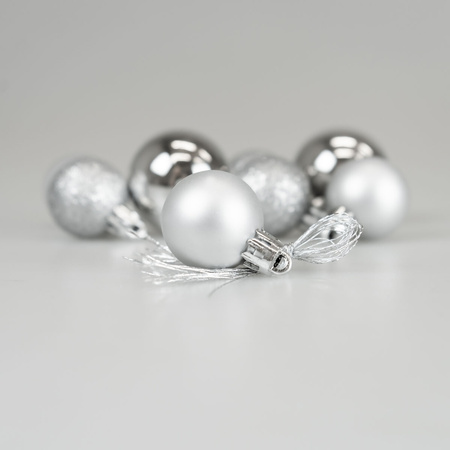 Bombki choinkowe srebrne w ozdobnej kuli (9 szt.)