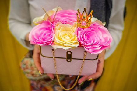 Bukiet róż ze wstążki w torebce prezentowej różowo żółty