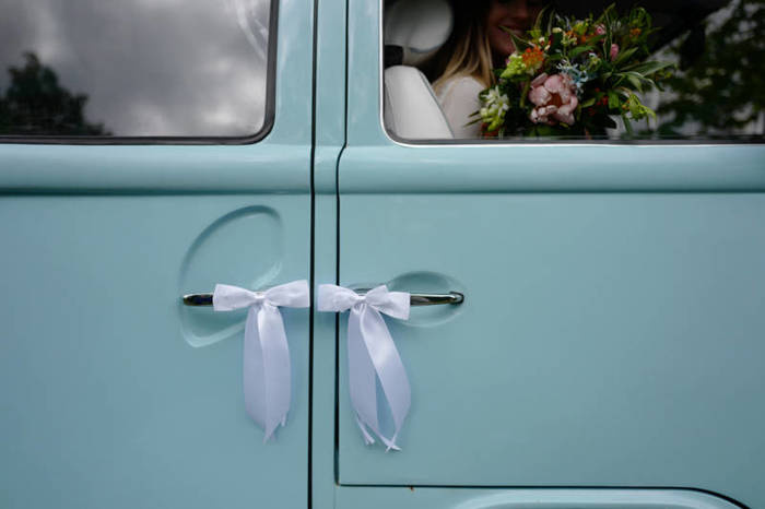 Kokardy z muszką satynowe białe 14 cm 4 szt.