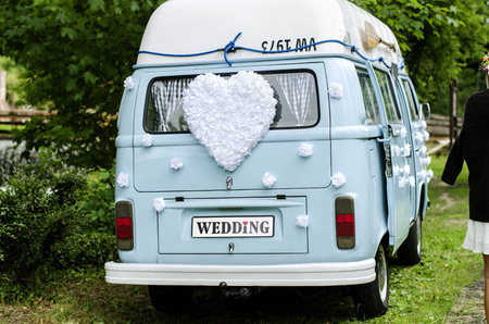 Różyczki do przylepiania białe dekoracja ślubna 9 cm