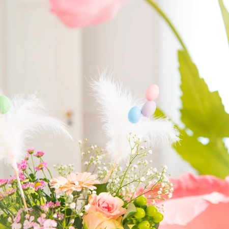 Jajka z piórkami na patyku mix kolorów 1 szt.