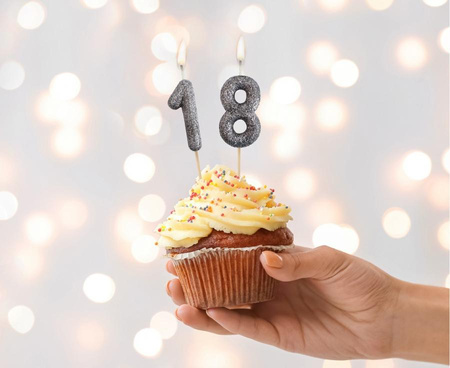 Świeczka urodzinowa cyfra 8 czarna ze srebrnym brokatem