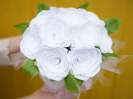 Bukiet róż ze wstążki biały Flower BOX Handmade